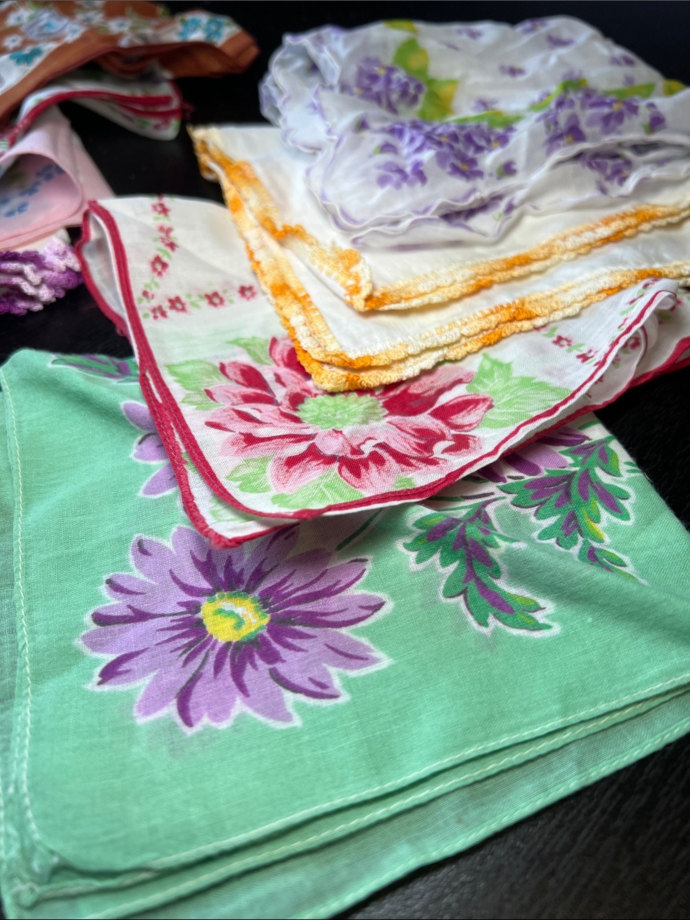 Lot of Vintage Assorted Colorful Kitsch Floral Handkerchiefs Hankies - Picture 6 of 17